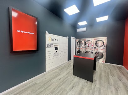 Locker de InPost dentro de la lavandería, junto a las secadoras